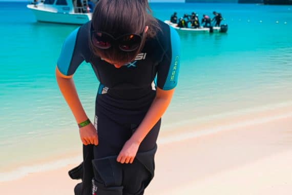 enfilage combinaison de plongée